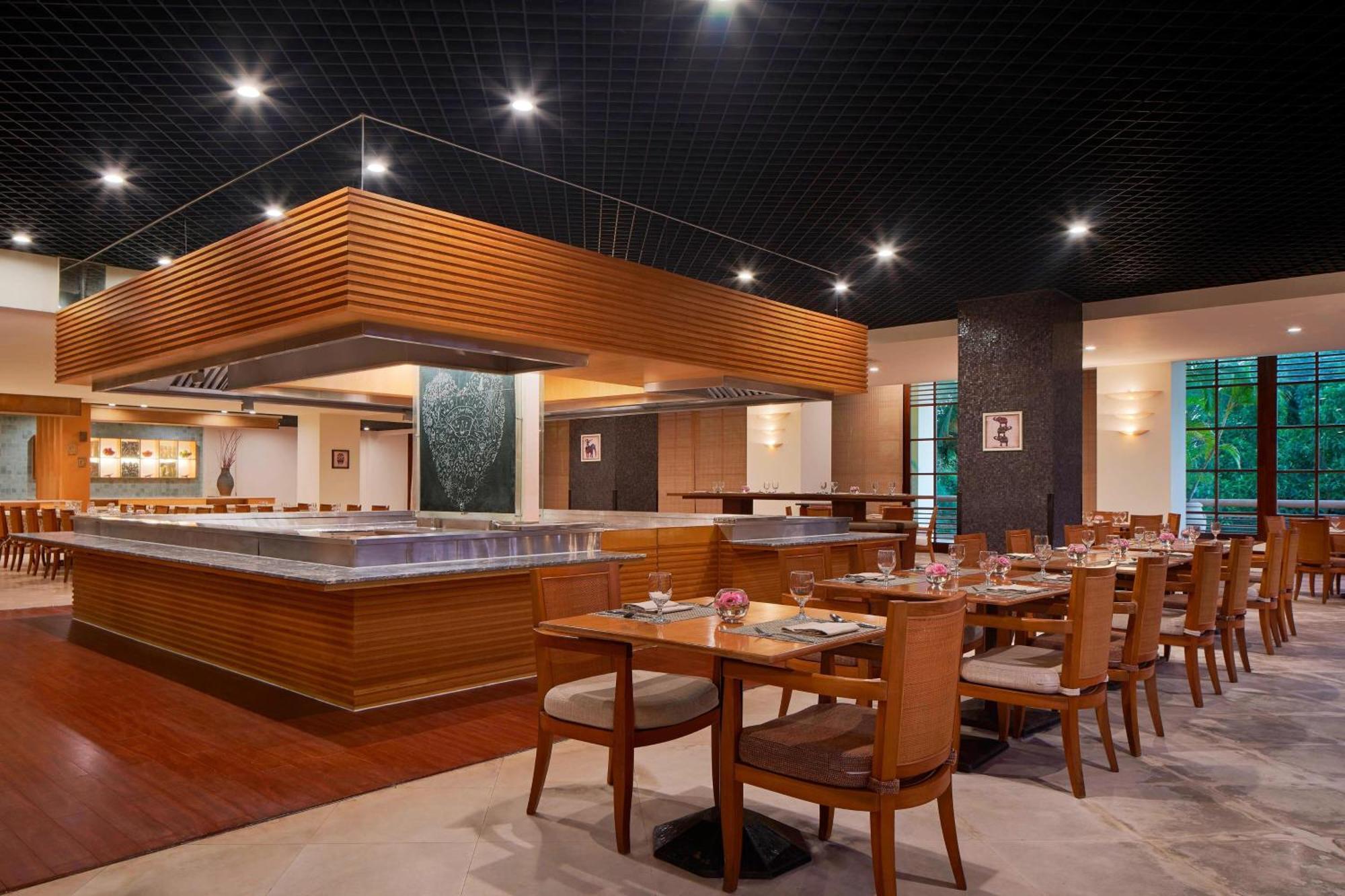 Sheraton Yalong Bay Отель